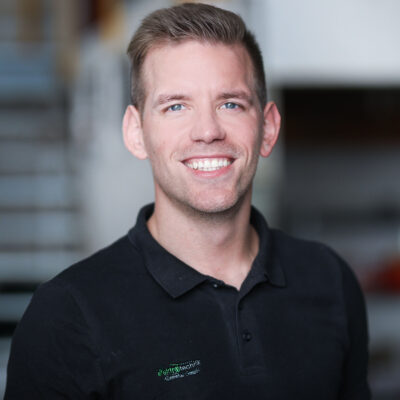 Ein Ansprechpartner von der Firma Elektrotechnik Hönnetal lächelt in die Kamera.