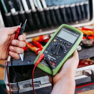 Ein Elektroinstallation-Prüfgerät wurde aus einem Koffer eines Elektrikers geholt.