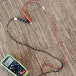 Aus den Kabeln eines Prüfgerätes wurde ein Herz gelegt.