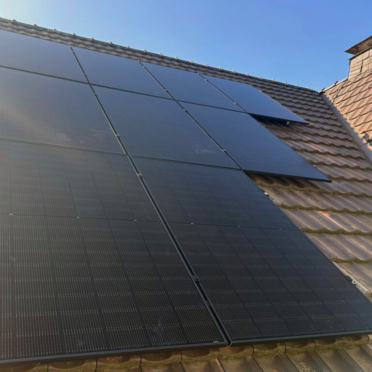 Eine Photovoltaik-Anlage wurde auf einem Dach mit braunen Ziegeln montiert.