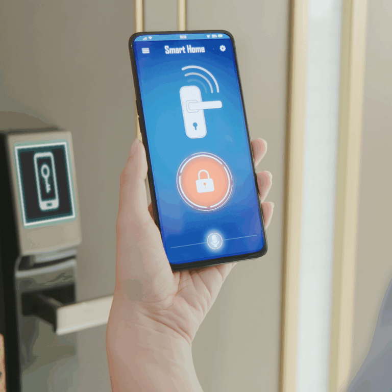 Jemand möchte seine Haustür mit seinem Smartphone über ein Smart Home System öffnen.