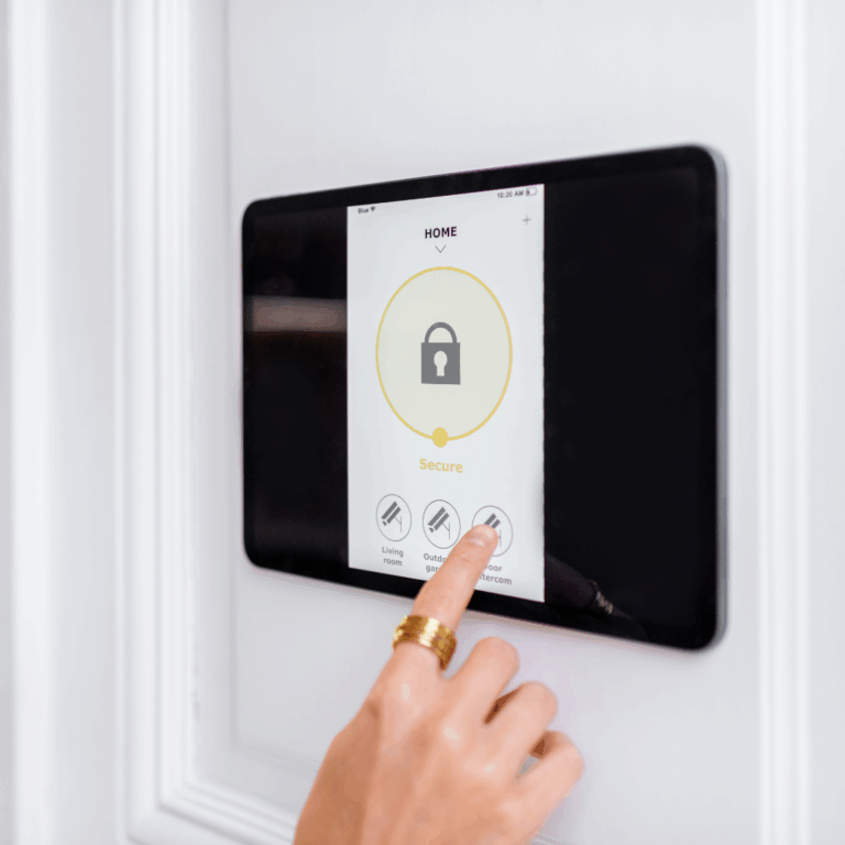 Ein an der Wand angebrachtes Tablet zeigt die Sicherheitseinstellungen des Gebäudes an. Darüber kann man beispielsweise die Überwachungskameras einschalten.