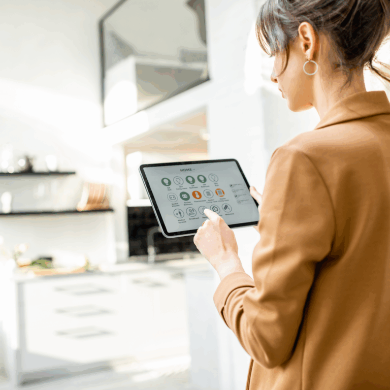 Eine Frau steht in ihrer Wohnung und hält ein Tablet mit einer Smart Home Steuerung in den Händen.